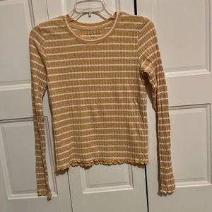 🌼American Eagle, long sleeve shirt, adorable with jeans.